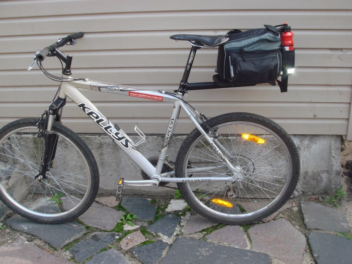 Bicicleta com bagageiro de canote de selim.