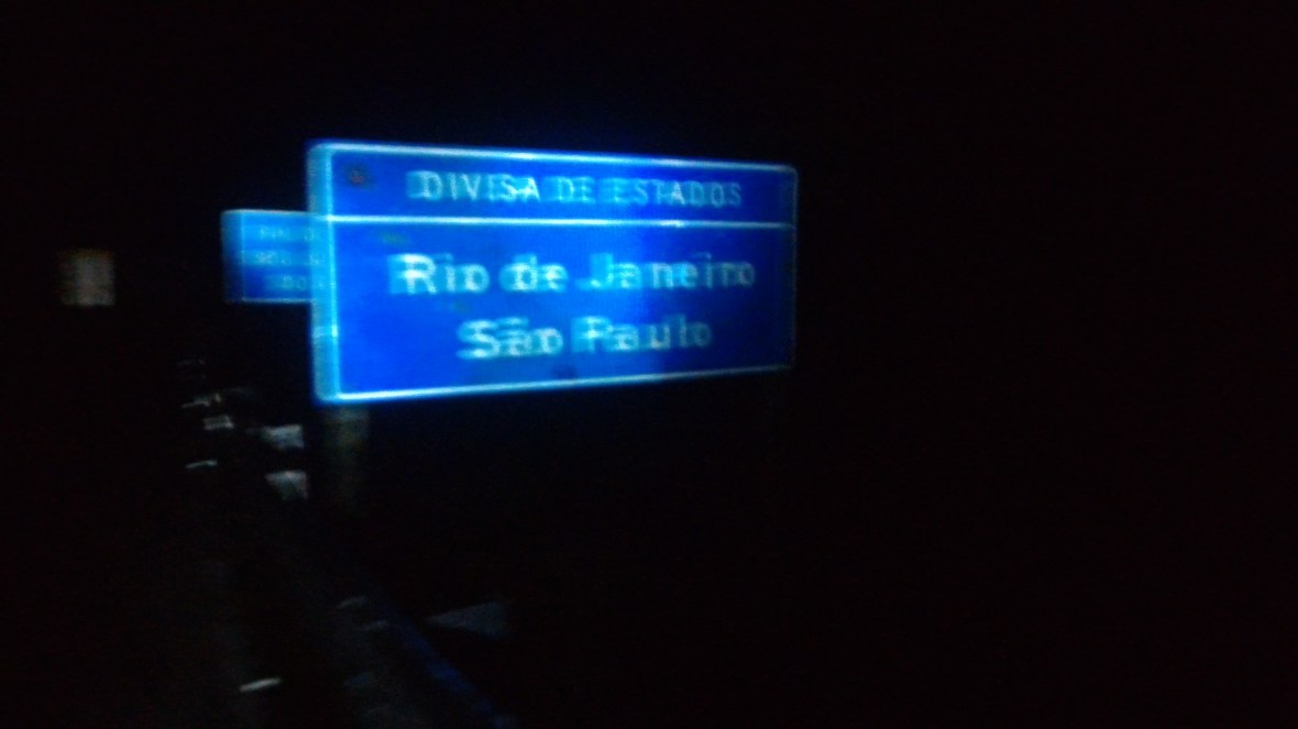 Placa de divisa de estados entre São Paulo e Rio de Janeiro